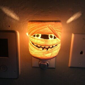 Scentsy Under Wraps Mummy Mini Wax Warmer Plug In Light Up Halloween Home Decor